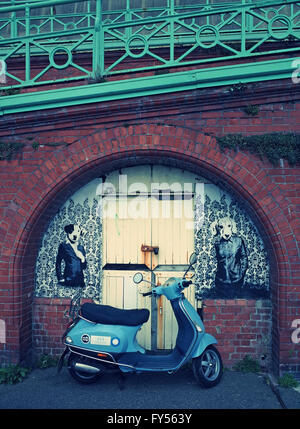 Vespa Roller und Hund Kunstwerk auf Brighton Promenade Stockfoto