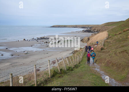 Wanderer-Kopf zum Strand am Fußweg am Penllech Beach / Afon Fawr nach Klippe Fußweg Erosion / Regen wäscht Weg Stockfoto