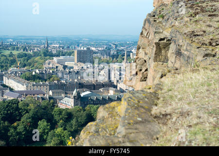 Ein Blick auf die Stadt Edinburgh von den Klippen auf Arthurs Seat, Schottland Stockfoto