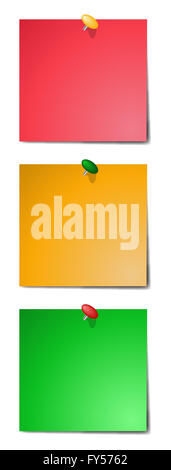 Rot, orange und grün Haftnotizen mit Pins auf Awhite Hintergrund isoliert Stockfoto