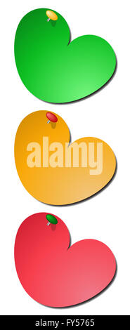 Rot, orange und grün Herz geformt Haftnotizen mit Pins isoliert auf weißem Hintergrund Stockfoto