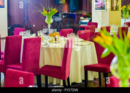 Innenausbau Restaurant mit Tisch, Teller, Gläser, Besteck und Blume Stockfoto