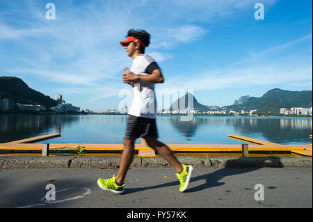 RIO DE JANEIRO - 31. Januar 2016: Jogger führt vorbei an einem ruhigen Morgen Blick auf Lagoa Rodrigo de Freitas-Lagune. Stockfoto