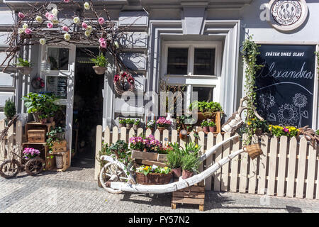 Floristen in der Sokolovska Straße in den Stadtbezirken von Karlín, Prag Tschechische Republik Schubkarre Stockfoto