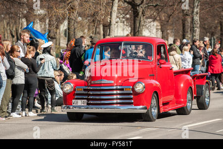 Traditionelle Oldtimer-Parade feiert den Frühling am Maifeiertag in Norrköping, Schweden. Stockfoto