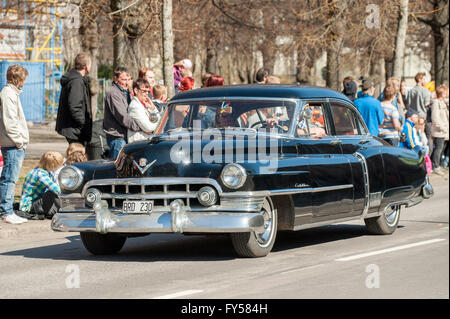 Traditionelle Oldtimer-Parade feiert den Frühling am Maifeiertag in Norrköping, Schweden. Stockfoto