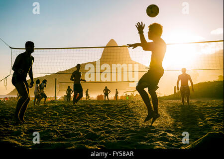 RIO DE JANEIRO - 27. März 2016: Brasilianer spielen Strand Futevolei (Footvolley), Verbindung Fußball (Fußball) und Volleyball. Stockfoto