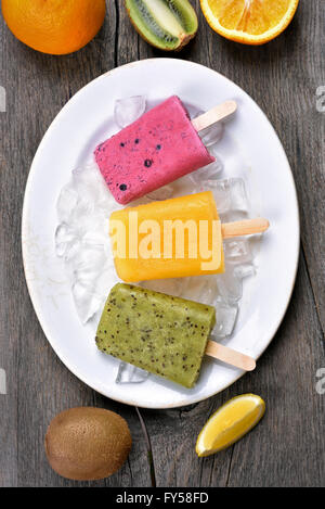 Eis am Stiel-Eis aus Früchten, Ansicht von oben Stockfoto