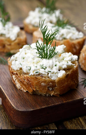 Gesunde Ernährung-Sandwich mit Vollkornbrot, Frischkäse und dill Stockfoto