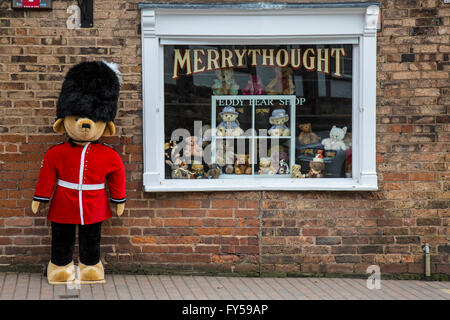 Großer Teddybär außerhalb der Merrythought Teddybär-Fabrik in Ironbridge, Shropshire, England. Stockfoto