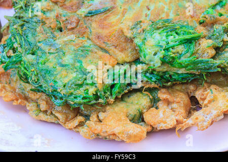 Acacia Pennata Omelette, Kochen in der Thai Küche Stockfoto