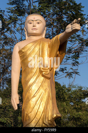 Buddha-Statue mit verlängerter Arm und Finger, Naung Daw Gyi Mya Tha Lyaung, Bago, Burma, Myanmar zeigen Stockfoto