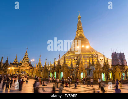 Scharen von Besuchern an der Shwedagon-Pagode im Morgengrauen, Yangon, Rangun, Myanmar, Burma Stockfoto