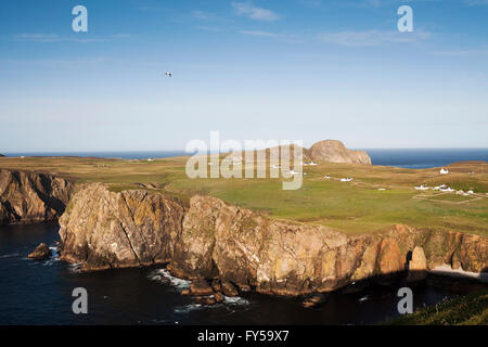 Landschaft und Gebäude auf Fair Isle, Shetland Islands, Schottland, Vereinigtes Königreich Stockfoto