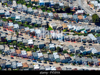 Luftbild, Mehrfamilienhäuser, Einfamilienhäuser auf einer steilen Straße, San Francisco, San Francisco Bay Area, Kalifornien, USA Stockfoto