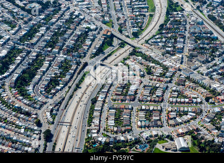 Luftaufnahme, suburban Wohnsiedlung in der Nähe einer Autobahn, San Francisco Bay Area, Kalifornien, USA Stockfoto