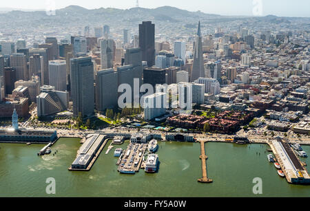 Luftaufnahme des San Francisco Downtown mit seinen Pfeilern aus dem Wasser, San Francisco, San Francisco Bay Area, Kalifornien Stockfoto