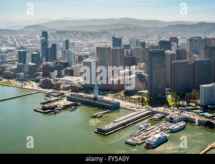 Luftaufnahme des San Francisco Downtown mit seinen Pfeilern aus dem Wasser, San Francisco, San Francisco Bay Area, Kalifornien Stockfoto