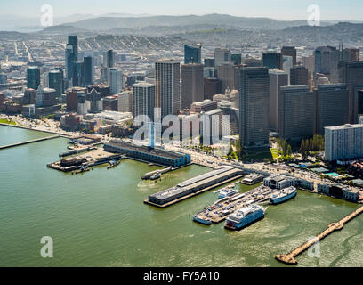 Luftaufnahme des San Francisco Downtown mit seinen Pfeilern aus dem Wasser, San Francisco, San Francisco Bay Area, Kalifornien Stockfoto