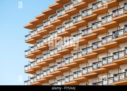 Balkone an der Fassade des Hotel Riu Belplaya in Torremolinos, Costa Del Sol, Spanien Stockfoto