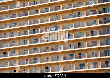 Reihen von Balkonen an der Fassade eines großen Hotelkomplexes in Torremolinos, Costa Del Sol, Spanien Stockfoto