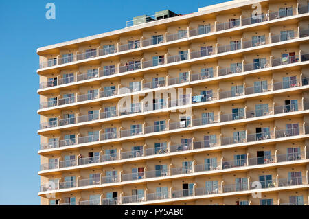 Reihen von Balkonen an der Fassade eines großen Hotelkomplexes in Torremolinos, Costa Del Sol, Spanien Stockfoto