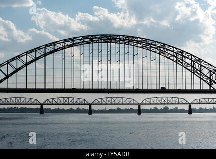 Irrawaddy-Brücke oder Yadanabon Brücke an der Spitze, mit Ava-Brücke auf dem Rücken, über dem Irrawaddy-Fluss, Mandalay, Myanmar Stockfoto