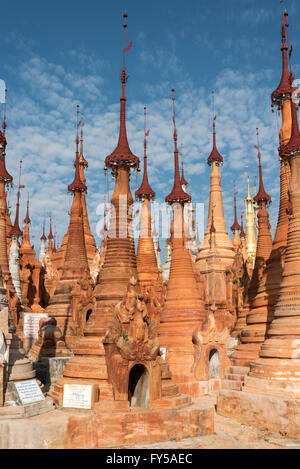 Stupas von Shwe Inn Thein Pagode, Inthein, Indein, in der Nähe von Inle-See, Myanmar Stockfoto