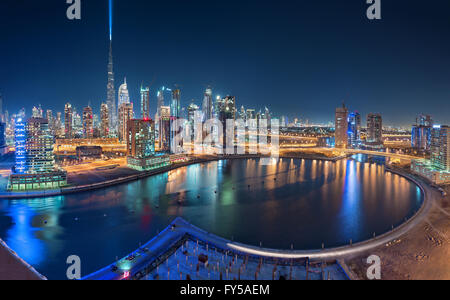 Burj Khalifa mit Türmen in der Skyline nachts Stockfoto