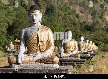 Buddha-Statuen in Reihen aufgestellt am Fuße des Mt Zwegabin, Hpa-an, Karen, Kayin-Staat, Myanmar Stockfoto