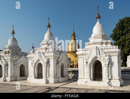 Weißen und goldenen Stupas, Kuthodaw Pagode, Mahalawka Marazein, Mandalay, Myanmar Stockfoto