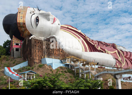 Zu gewinnen Sein Taw Ya, liegenden Buddha-Statue am Mudon in der Nähe von Mawlamyine, Mon State in Myanmar Stockfoto