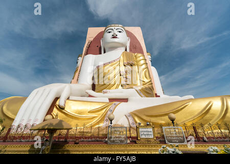 Buddha-Statue am Kyaikpun-Pagode in Bago, Burma, Myanmar Stockfoto