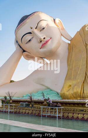 Myathalyaung, Mya Tha Lyaung, liegenden Buddha, Naung Daw Gyi Mya Tha Lyaung, Shwemawdaw Pagode, Bago, Burma, Myanmar Stockfoto