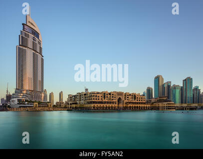 The Address Hotel Dubai und Souq Al Bahar in einem klaren Tageslicht Stockfoto