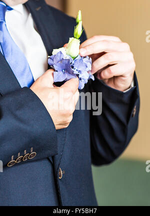 Wundervolle Hochzeit Boutonniere auf ein Kostüm der Bräutigam Nahaufnahme Stockfoto