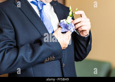 Wundervolle Hochzeit Boutonniere auf ein Kostüm der Bräutigam Nahaufnahme Stockfoto