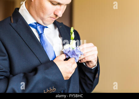 Wundervolle Hochzeit Boutonniere auf ein Kostüm der Bräutigam Nahaufnahme Stockfoto