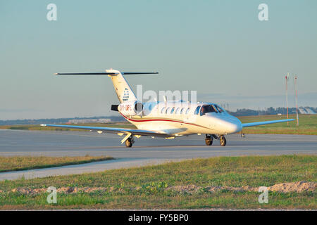 Borispol, Ukraine - Septermber 17, 2011: Cessna Citation Jet CJ2 Geschäft Flugzeug Rollen zur Startbahn auf dem sunset Stockfoto