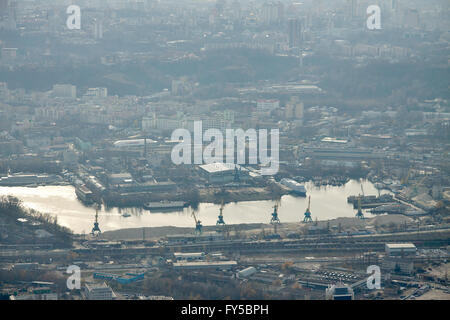 Kiew, Ukraine - 12. November 2010: Luftbild Industriegebiet und Hafen Stockfoto