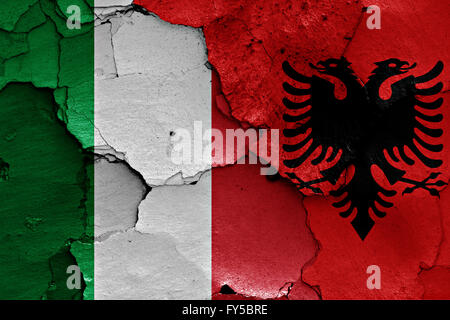 Flagge von Italien und Albanien auf rissige Wand gemalt Stockfoto