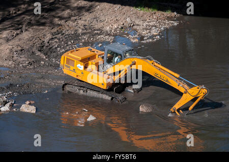 Bagger arbeiten in den Fluss Bernesga in La Pola de Gordon, Provinz Leon, Spanien Stockfoto