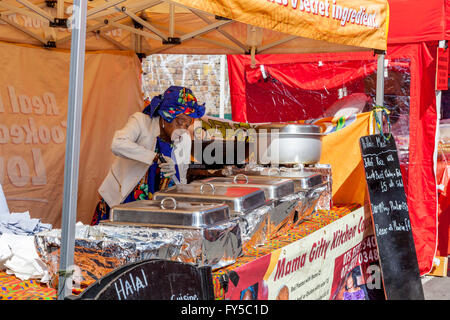 Afrikanische Frauen kochen Essen, Sonntagsmarkt Brick Lane, London, UK Stockfoto