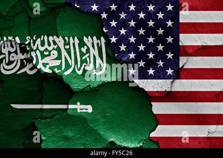 Flagge von Saudi-Arabien und USA auf rissige Wand gemalt Stockfoto