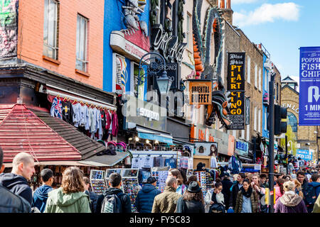 Menschen beim Einkaufen In Camden Sunday Market, Camden Town, London, UK Stockfoto