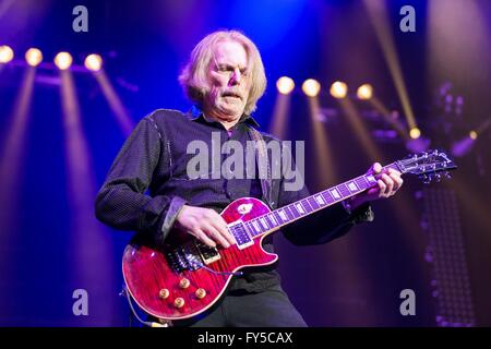 Gitarrist Scott Gorham aus der Band Thin Lizzy am 31. März 2016 bei einem Konzert in Kempten Im Allgäu in Deutschland Stockfoto