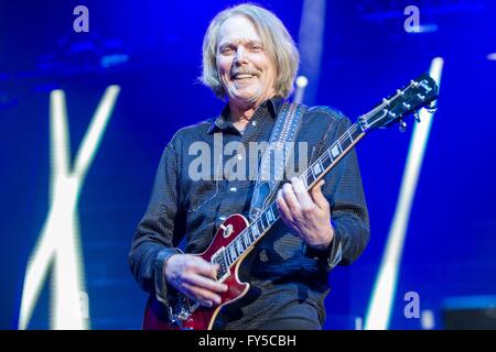 Gitarrist Scott Gorham aus der Band Thin Lizzy am 31. März 2016 bei einem Konzert in Kempten Im Allgäu in Deutschland Stockfoto