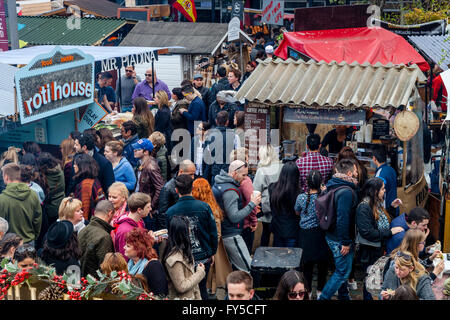 Menschen beim Einkaufen In Camden Lock Sunday Market, Camden Town, London, UK