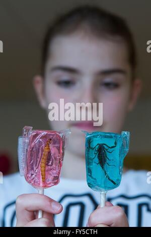 Lollypop mit Insekten (Wurm und Skorpion) innen Stockfoto