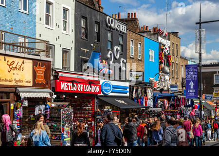 Menschen beim Einkaufen In Camden Sunday Market, Camden Town, London, UK Stockfoto